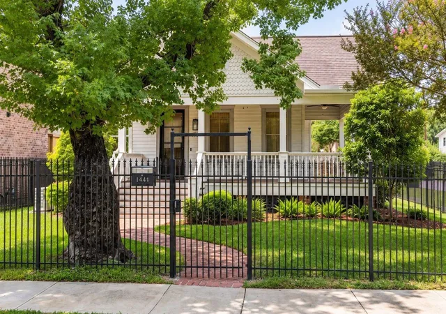Photo 2 of Sale Pending at 1441 Waverly St, Houston, TX 77008 | MLS# 63900423 | Listing updated on 2026-10-04