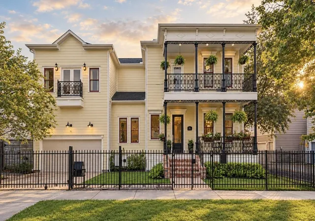 Single family home for sale at 504 W 10th Street, Houston, TX 77008 | MLS# 95239947