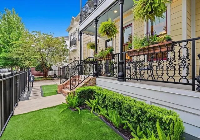 Photo 2 of Single family home for sale at 504 W 10th Street, Houston, TX 77008 | MLS# 95239947 | Listing updated on 2026-10-05