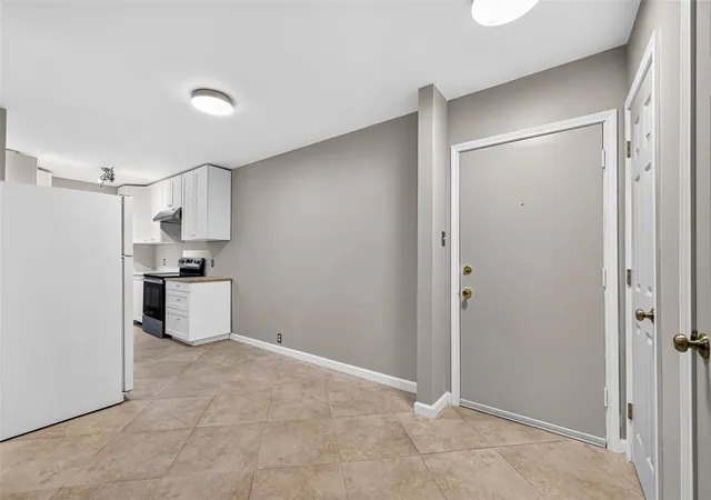 Listing Photo 5 - Condo for sale in building located at 2601 Bellefontaine St, Houston, TX 77025 - Unit #B110