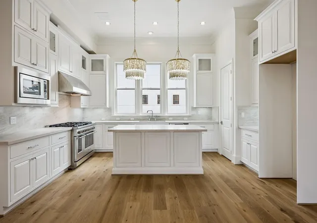 Photo 3 of Single family home for sale at 7543 Ciano Ln, Houston, TX 77055 | MLS# 21344725 | Listing updated on 2026-09-26