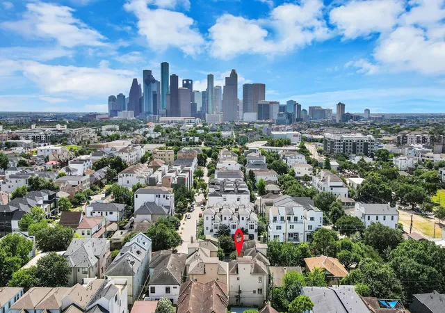 Photo 2 of Townhouse for sale at 1406 Stanford St #D, Houston, TX 77019 | MLS# 16739422 | Listing updated on 2026-09-11