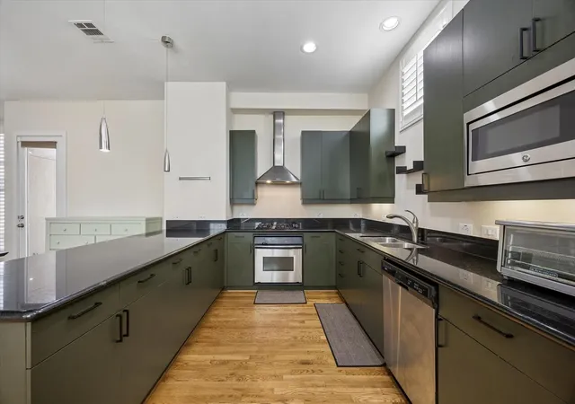 Photo 3 of Townhouse for sale at 1406 Stanford St #D, Houston, TX 77019 | MLS# 16739422 | Listing updated on 2026-09-11