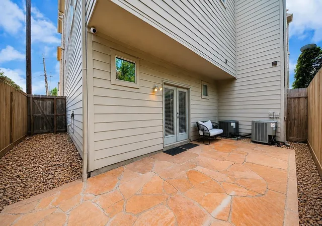 Photo 3 of Townhouse for sale at 1406 Stanford St #D, Houston, TX 77019 | MLS# 16739422 | Listing updated on 2026-09-11