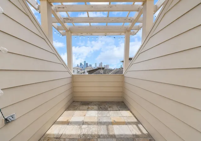 Photo 4 of Townhouse for sale at 1406 Stanford St #D, Houston, TX 77019 | MLS# 16739422 | Listing updated on 2026-09-11