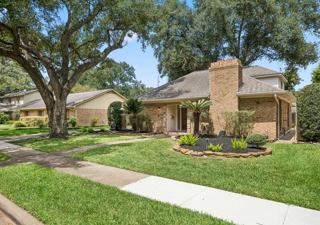 Photo 2 of Single family home for sale at 114 Camellia St, Sugar Land, TX 77478 | MLS# 97069986 | Listing updated on 2026-09-28