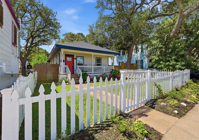 Photo 1 of Single family home for sale at 3511 Ave Q, Galveston, TX 77550 | MLS# 10179193 | Listing updated on 2026-09-13