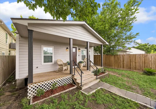 Photo 1 of Single family home for sale at 216 E 32nd Street, Houston, TX 77018 | MLS# 52845085 | Listing updated on 2026-09-11