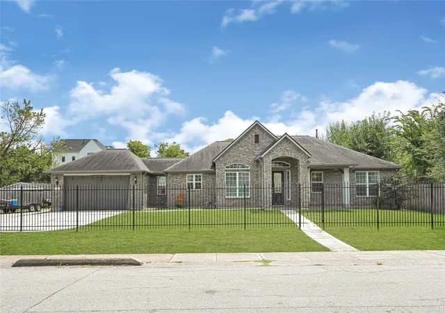 Photo 1 of Single family home for sale at 929 Oak St, Houston, TX 77018 | MLS# 35648484 | Listing updated on 2026-09-12