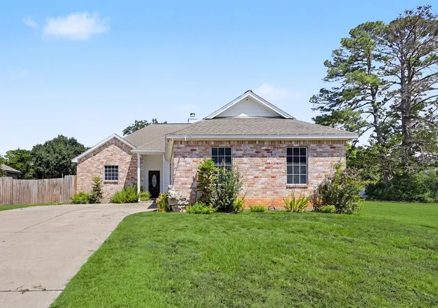 Photo 3 of Single family home for sale at 5110 Lakeshore Dr, Willis, TX 77318 | MLS# 81488954 | Listing updated on 2026-10-05