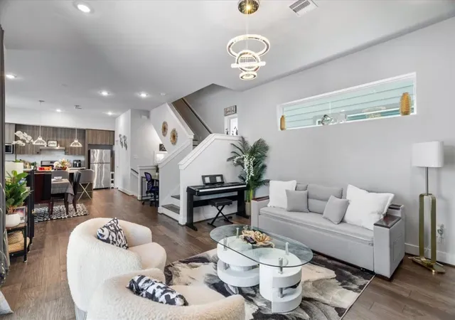 Photo 4 of Single family home for sale at 5815 Fairdale Ln #C, Houston, TX 77057 | MLS# 77497325 | Listing updated on 2026-09-12