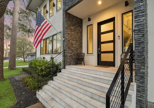Photo 3 of Single family home for sale at 1010 Waltway Dr, Houston, TX 77008 | MLS# 88722604 | Listing updated on 2026-09-13