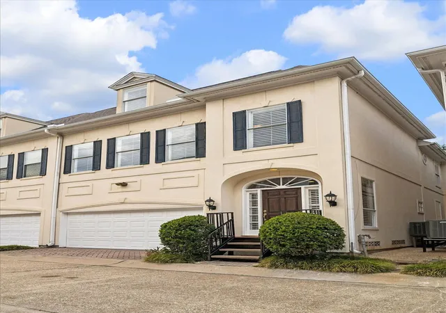 Photo 3 of Townhouse for sale at 1917 Woodbury St, Houston, TX 77030 | MLS# 81875403 | Listing updated on 2026-09-13