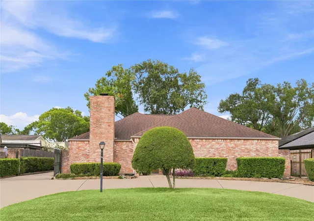Photo 3 of Single family home for sale at 2907 Fairway Dr, Sugar Land, TX 77478 | MLS# 86254835 | Listing updated on 2026-09-24