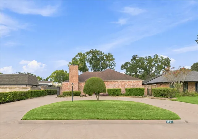 Photo 3 of Single family home for sale at 2907 Fairway Dr, Sugar Land, TX 77478 | MLS# 86254835 | Listing updated on 2026-09-24
