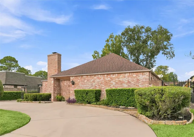 Photo 4 of Single family home for sale at 2907 Fairway Dr, Sugar Land, TX 77478 | MLS# 86254835 | Listing updated on 2026-09-24