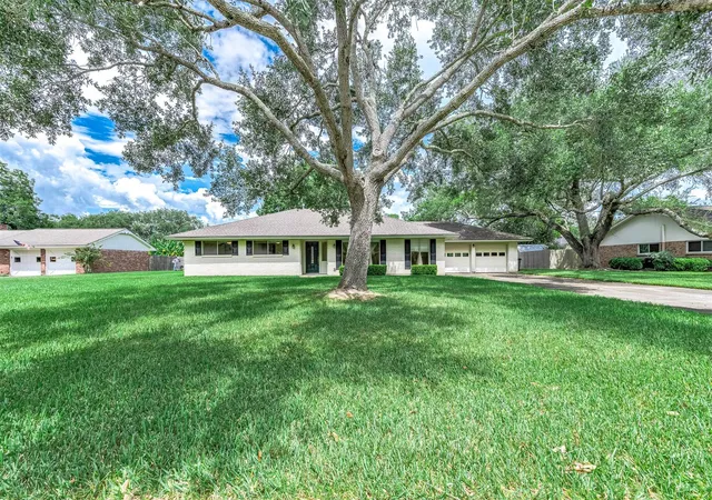 Photo 1 of Single family home for sale at 212 E Crestmont Dr, Alvin, TX 77511 | MLS# 84613457 | Listing updated on 2026-10-10