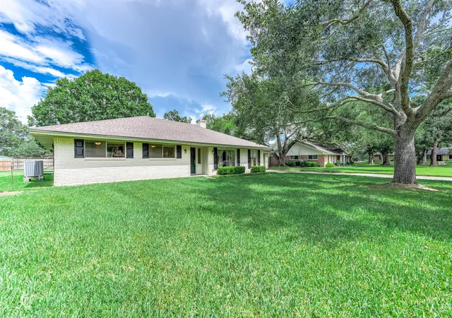 Photo 3 of Single family home for sale at 212 E Crestmont Dr, Alvin, TX 77511 | MLS# 84613457 | Listing updated on 2026-10-10