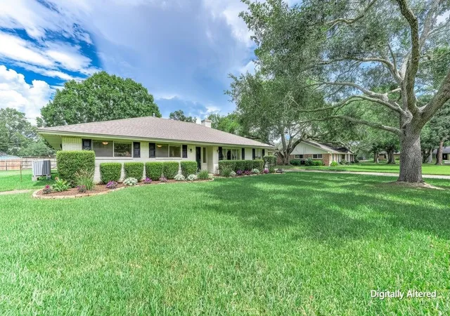 Photo 3 of Single family home for sale at 212 E Crestmont Dr, Alvin, TX 77511 | MLS# 84613457 | Listing updated on 2026-10-10