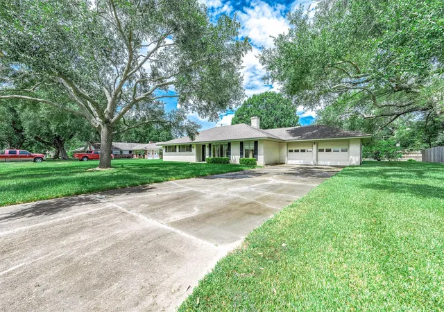 Photo 4 of Single family home for sale at 212 E Crestmont Dr, Alvin, TX 77511 | MLS# 84613457 | Listing updated on 2026-10-10