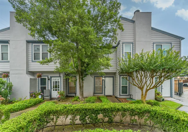 Townhouse for sale at 5917 Fairdale Ln #10, Houston, TX 77057 | MLS# 57040620