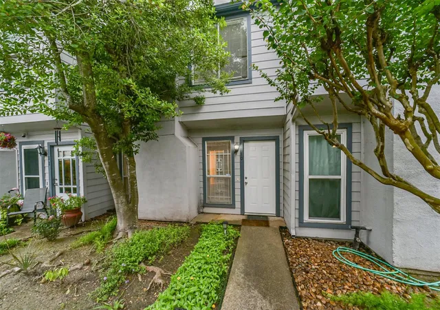 Photo 2 of Townhouse for sale at 5917 Fairdale Ln #10, Houston, TX 77057 | MLS# 57040620 | Listing updated on 2026-09-22