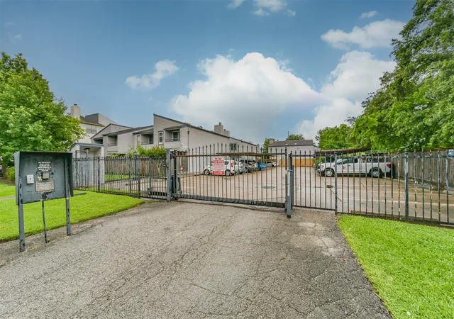 Photo 3 of Townhouse for sale at 5917 Fairdale Ln #10, Houston, TX 77057 | MLS# 57040620 | Listing updated on 2026-09-22