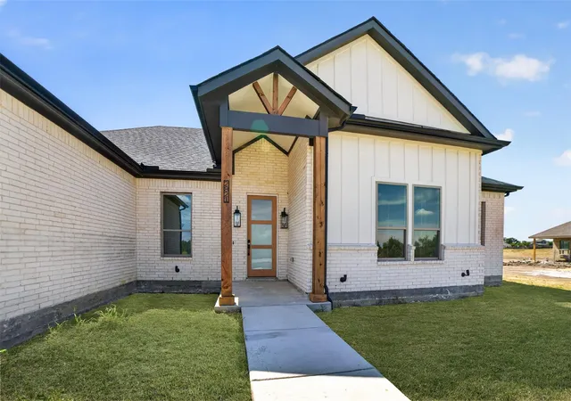 Photo 2 of Single family home for sale at 2821 Canvas Back Dr, Greenville, TX 75402 | MLS# 6621033 | Listing updated on 2026-09-27