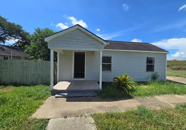 Photo 3 of Single family home for sale at 1523 N Ave F, Freeport, TX 77541 | MLS# 4797871 | Listing updated on 2026-09-08