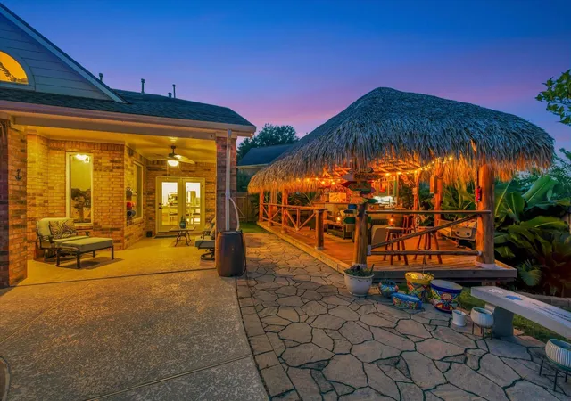Photo 2 of Single family home for sale at 322 Marina Oaks Ct, Kemah, TX 77565 | MLS# 66303942 | Listing updated on 2026-10-07