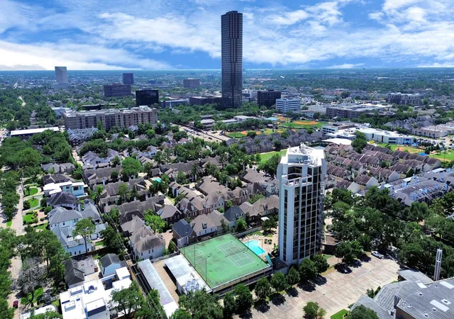Listing Photo 2 - Condo for sale in building located at 1111 Bering Dr, Houston, TX 77057 - Unit #202