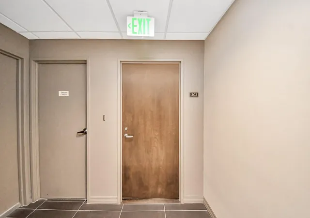 Listing Photo 3 - Condo for sale in building located at 1111 Bering Dr, Houston, TX 77057 - Unit #202