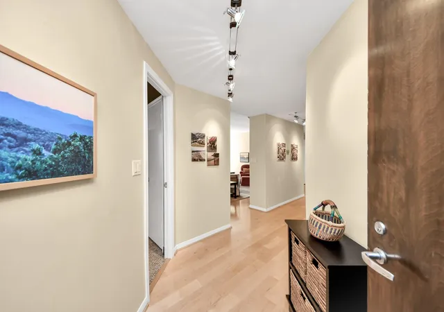 Listing Photo 4 - Condo for sale in building located at 1111 Bering Dr, Houston, TX 77057 - Unit #202