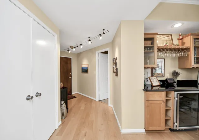 Listing Photo 5 - Condo for sale in building located at 1111 Bering Dr, Houston, TX 77057 - Unit #202