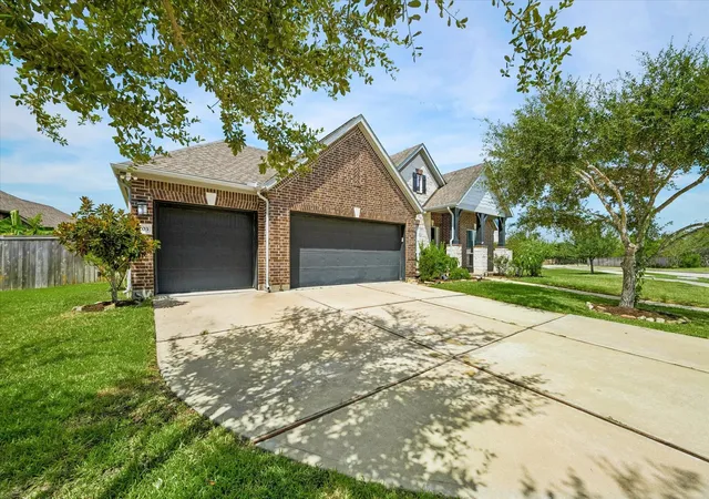 Photo 2 of Single family home for sale at 7203 Lake View Ter Dr, Pearland, TX 77584 | MLS# 29131411 | Listing updated on 2026-09-17