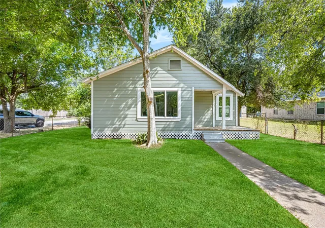 Photo 1 of Sale Pending at 726 10th Avenue N, Texas City, TX 77590 | MLS# 20194917 | Listing updated on 2026-09-10
