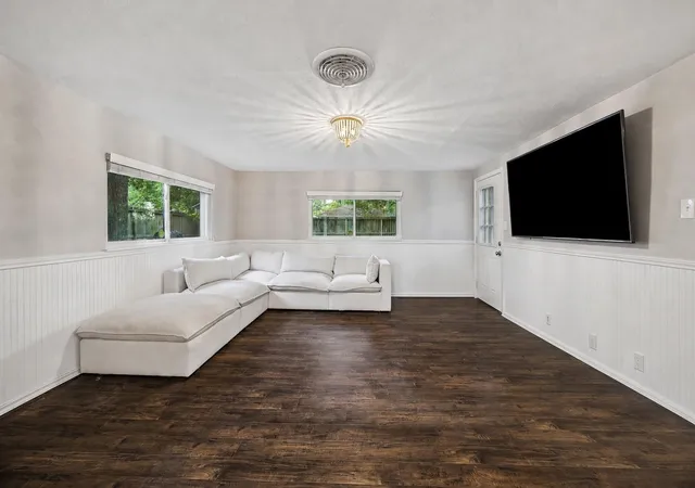 Photo 4 of Single family home for sale at 2214 Saxon Dr, Houston, TX 77018 | MLS# 13445363 | Listing updated on 2026-10-06