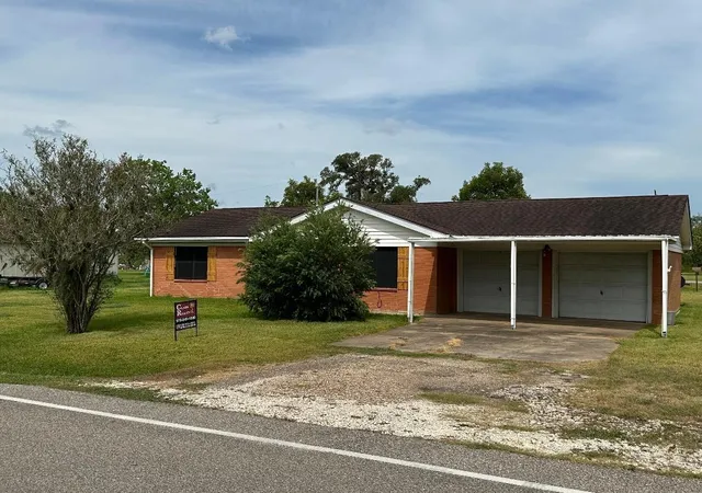 Photo 1 of Single family home for sale at 304 Edgewater Dr, Clute, TX 77531 | MLS# 42054690 | Listing updated on 2026-09-12