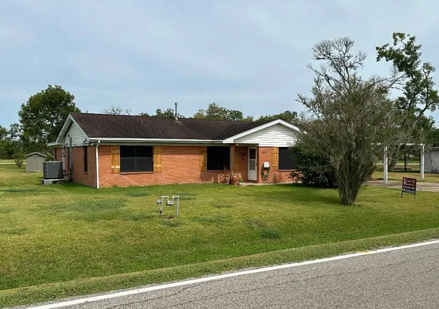 Photo 2 of Single family home for sale at 304 Edgewater Dr, Clute, TX 77531 | MLS# 42054690 | Listing updated on 2026-09-12