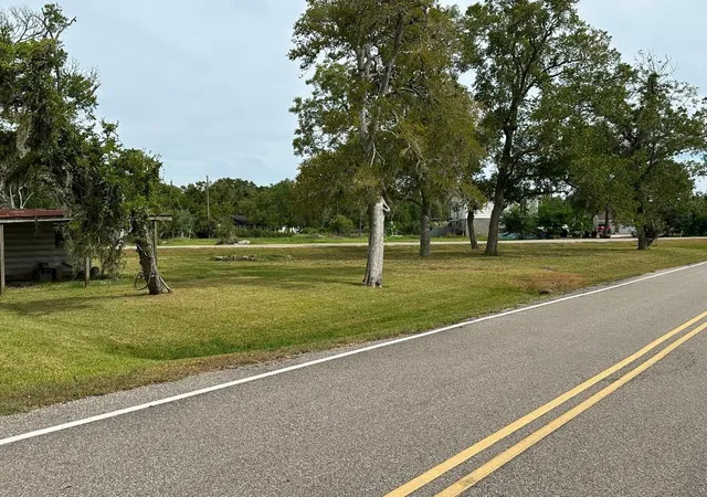 Photo 3 of Single family home for sale at 304 Edgewater Dr, Clute, TX 77531 | MLS# 42054690 | Listing updated on 2026-09-12