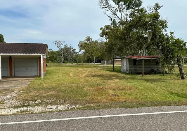 Photo 3 of Single family home for sale at 304 Edgewater Dr, Clute, TX 77531 | MLS# 42054690 | Listing updated on 2026-09-12