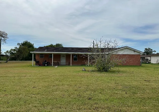 Photo 4 of Single family home for sale at 304 Edgewater Dr, Clute, TX 77531 | MLS# 42054690 | Listing updated on 2026-09-12