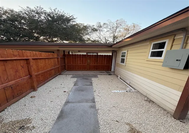 Photo 5 of Single family home for sale at 2611 Center St, Waller, TX 77484 | MLS# 69898623 | Listing updated on 2026-09-05