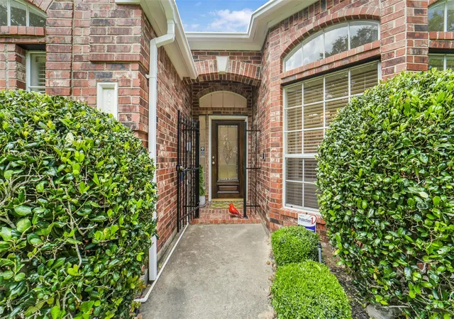 Photo 2 of Single family home for sale at 6885 Tournament Dr, Houston, TX 77069 | MLS# 48629911 | Listing updated on 2026-09-19