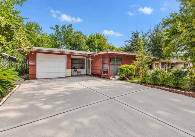 Photo 1 of Single family home for sale at 6051 Willow Glen Dr, Houston, TX 77033 | MLS# 69745419 | Listing updated on 2026-09-21