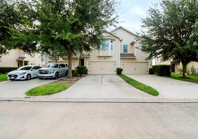 Photo 2 of Townhouse for sale at 11521 Champions Green Dr, Houston, TX 77066 | MLS# 22564484 | Listing updated on 2026-09-19