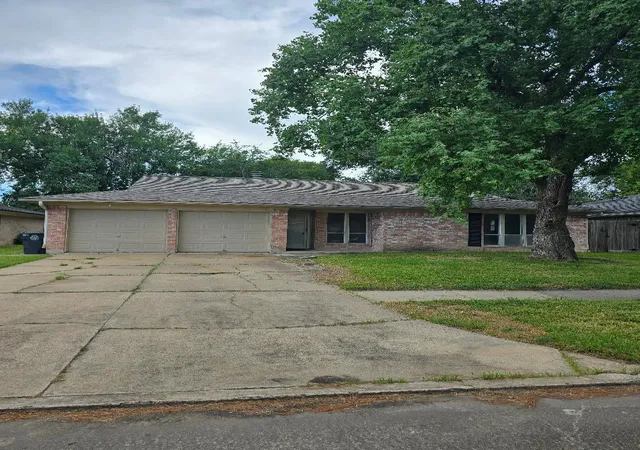 Photo 2 of Single family home for sale at 13630 Greenway Dr, Sugar Land, TX 77498 | MLS# 19799740 | Listing updated on 2026-09-17
