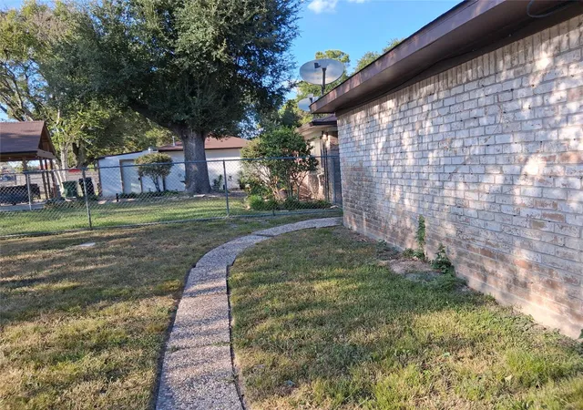 Photo 3 of Single family home for sale at 7515 Brush Wood Dr, Houston, TX 77088 | MLS# 46471002 | Listing updated on 2026-09-16