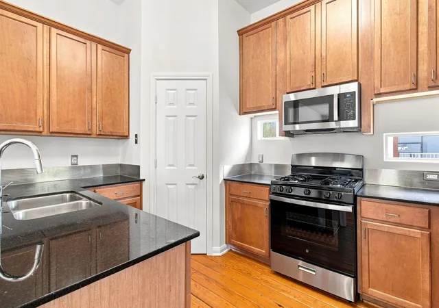 Photo 3 of Single family home for sale at 1225 Hickory St, Houston, TX 77007 | MLS# 74231853 | Listing updated on 2026-09-07
