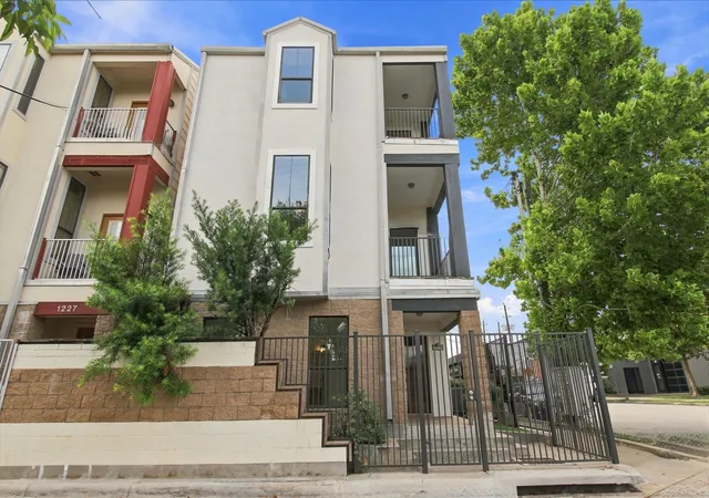 Photo 4 of Single family home for sale at 1225 Hickory St, Houston, TX 77007 | MLS# 74231853 | Listing updated on 2026-09-07